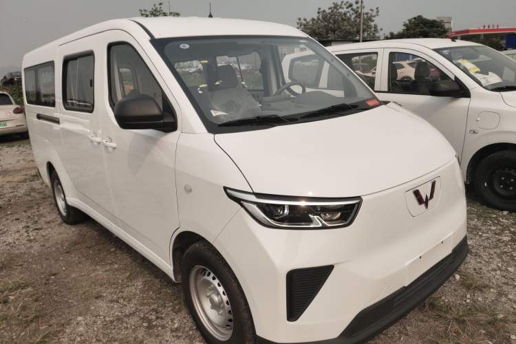Used Wuling Yangguang 2024 300KM Comfort Version Passenger Van 75kW
