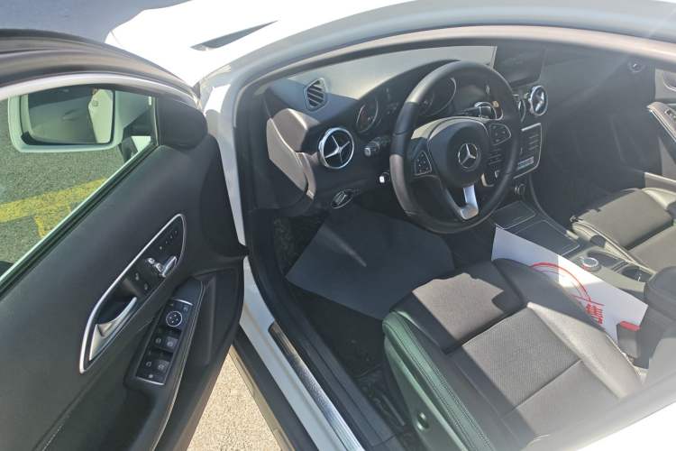 Used Mercedes-Benz GLA 2017 GLA 200 Sport Edition Driver Seat