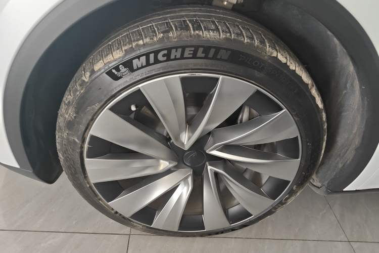 Used Tesla Model Y 2025 Rear-Wheel Drive First Edition Left Front Wheel Hub