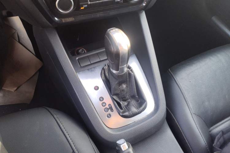 Used Volkswagen Sagitar 2014 1.4TSI Automatic Luxury Model Gear Lever