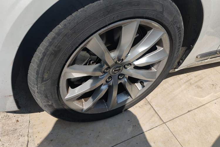 Used Volvo S90 New Energy 2020 T8 e-Drive Hybrid – Zhiyi Luxury Edition Exterior 4