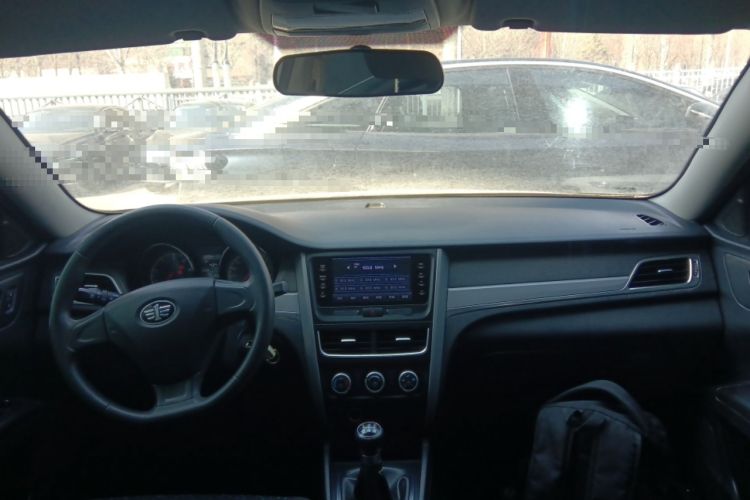 Used Bestune B30 2016 1.6L manual Comfort trim level Center Console