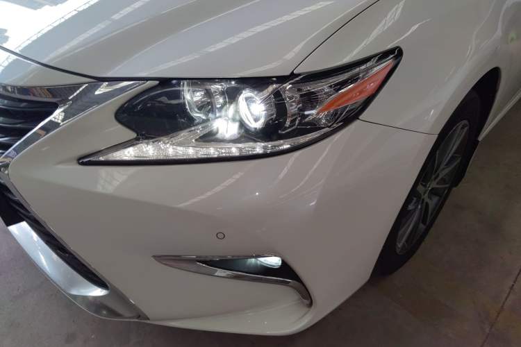Used Lexus ES 2015 300h Comfort Edition
