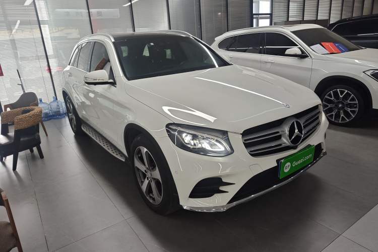 Used Mercedes-Benz GLC 2017 GLC 260 4MATIC Luxury Model Front Right 45 Deg