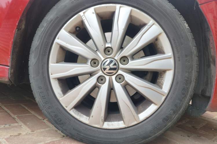 Used Volkswagen Sagitar 2014 Revised Version 1.6L Automatic Comfort Edition Right Front Wheel Hub