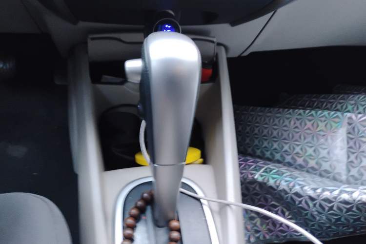 Used Venucia R50 2015 1.6L Automatic Fashion Edition Gear Lever