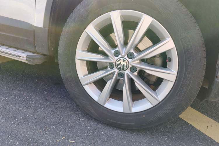 Used Volkswagen Tiguan 2017 300TSI Automatic Two-Wheel Drive Silk Road Luxury Edition Right Front Wheel Hub