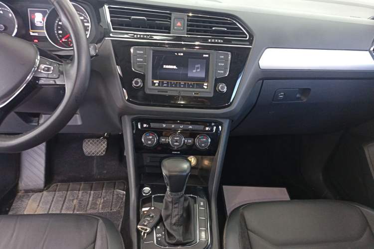 Used Volkswagen Tiguan L 2017 330TSI Automatic Two-Wheel Drive Comfort Edition Audio And AC Panel