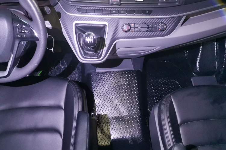 Used SAIC MAXUS Xintu V90 2022 2.0T Manual Zhiyun King Rear-Drive Long Wheelbase High-Roof with Single Rear Tire—6/7 Seats