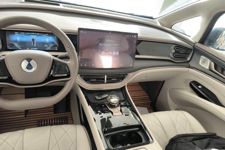 Used Denza D9 2022 DM-i 970 Four-Wheel Drive Flagship Model
