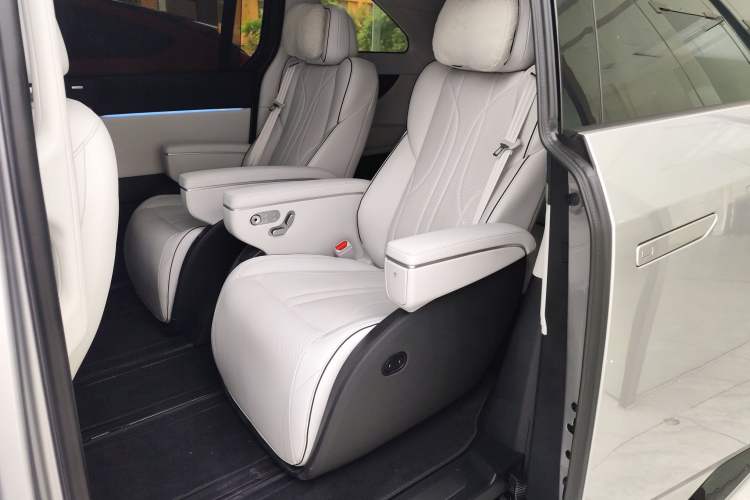 Used XPeng X9 2024 702 Ultra-Long Range Max
