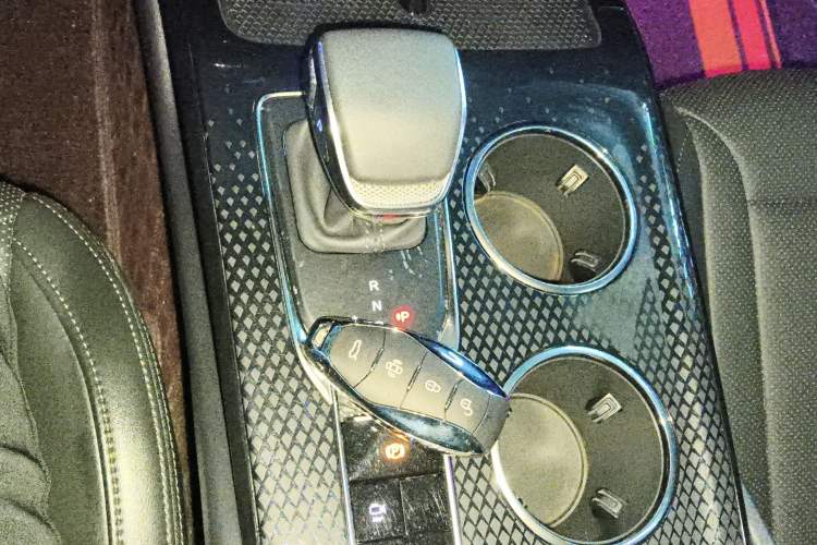 Used Hongqi HS3 2023 1.5T Two-Wheel Drive Shanwei Edition Gear Lever