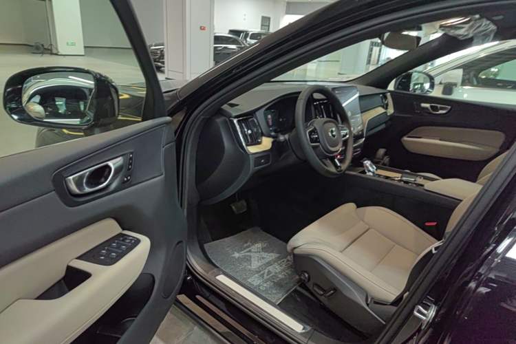 Used Volvo XC60 2026 B5 4x4 Smart Luxury Edition