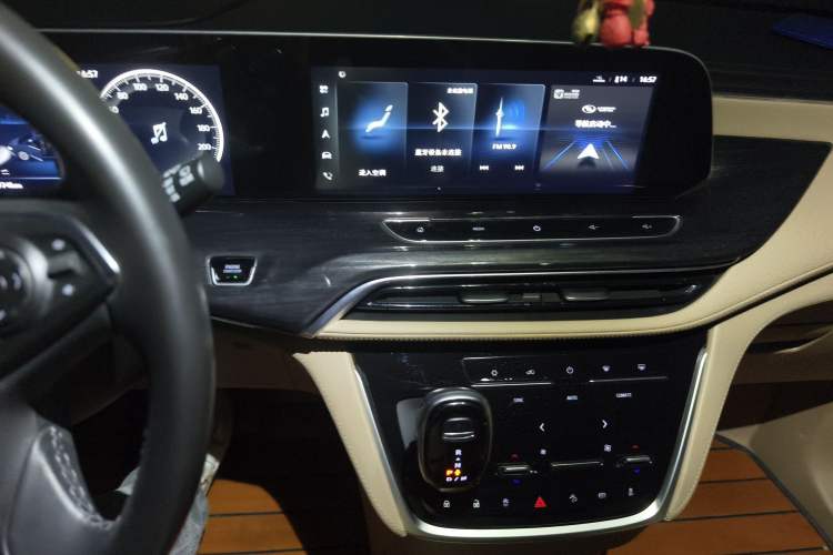 Used Buick GL8 2021 ES Landtrek 653T Smart Luxury Model Audio And AC Panel