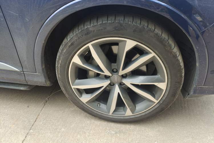 Used Audi Q7 2020 55 TFSI quattro S line sports model Right Front Wheel Hub