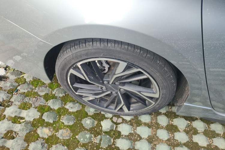 Used Lynk & Co 03 2023 1.5TD DCT JingPro Right Rear Wheel Hub