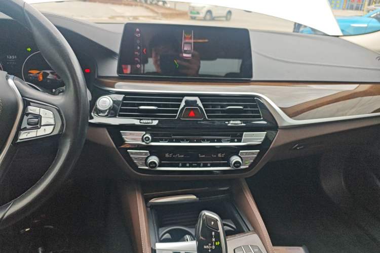 Used BMW 5 Series 2019 525Li Luxury Package Audio And AC Panel