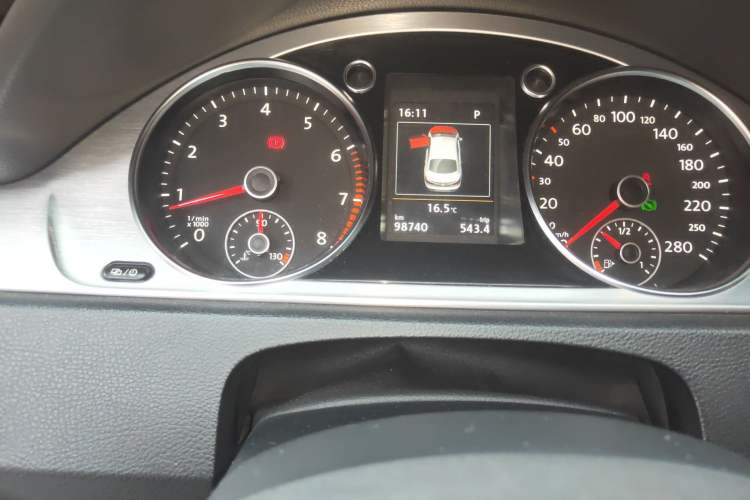 Used Volkswagen FAW-Volkswagen CC 2015 1.8TSI Luxury Model Odometer Close Up