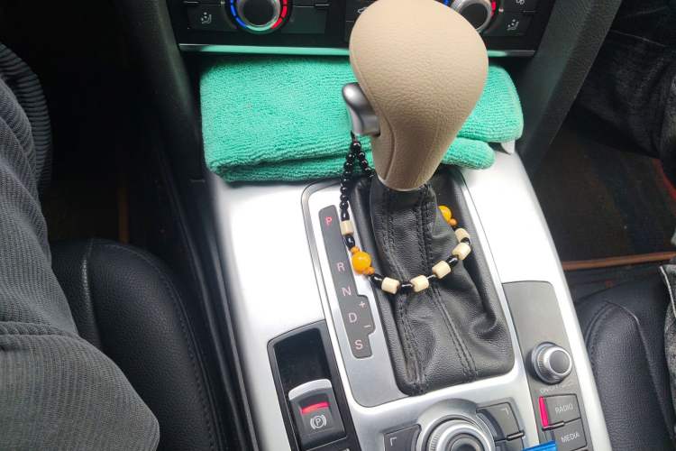 Used Audi A6L 2011 2.0 TFSI Automatic Standard Edition Gear Lever