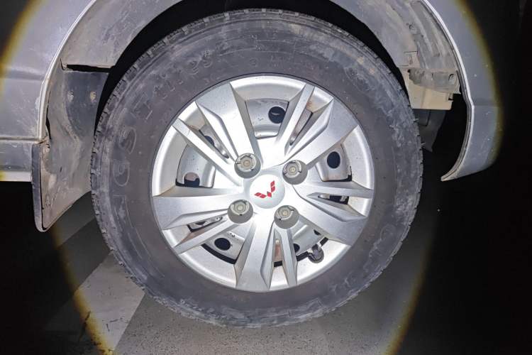 Used Wuling Rongguang 2014 1.2L S Base Model Right Front Wheel Hub