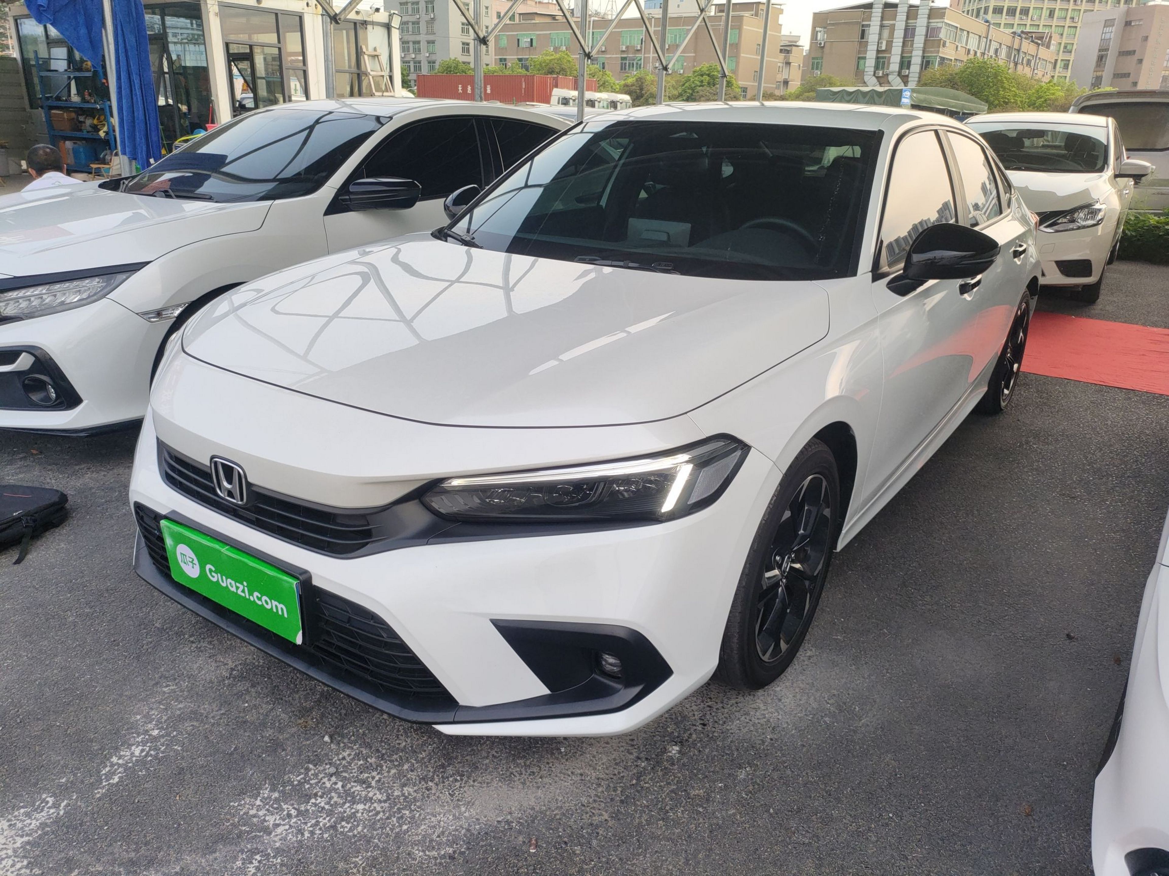 Под передней частью автомобиля