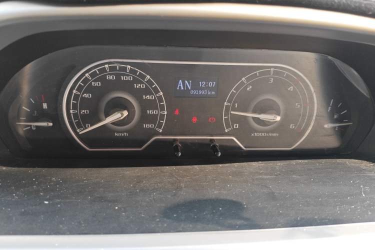 Used SAIC MAXUS Xintu V80 2018 2.5T AMT Aoyuntong Short Wheelbase Ultra-Low Roof 5-6 Seater
