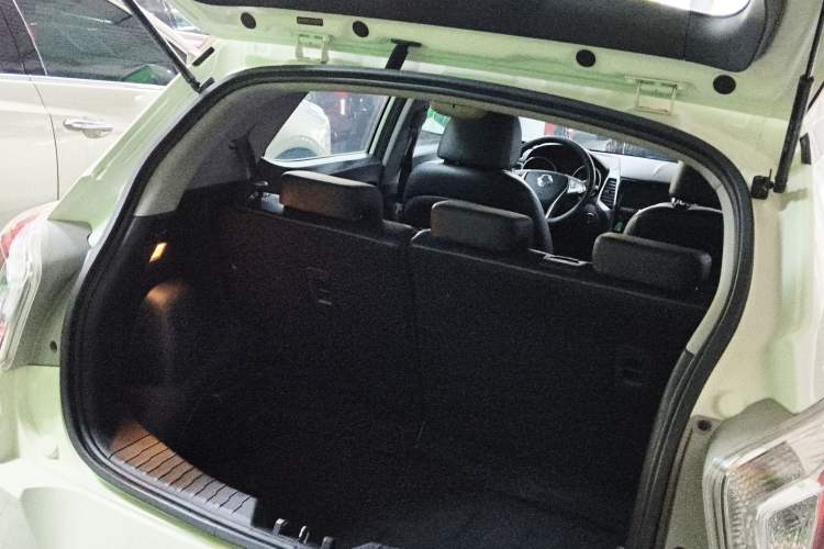 Used SsangYong Tivolan 2015 1.6L Automatic Two-Wheel Drive YARiS L Version
