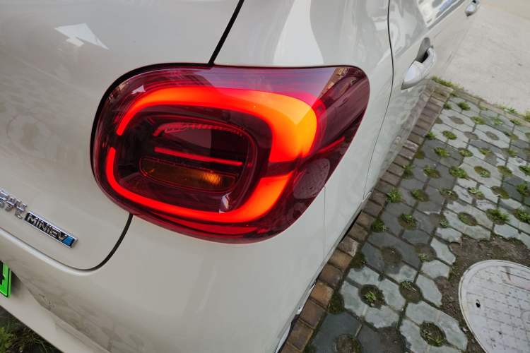 Used Wuling Hongguang MINIEV 2025 Four-Door Version Advanced Edition Right Rear Taillight