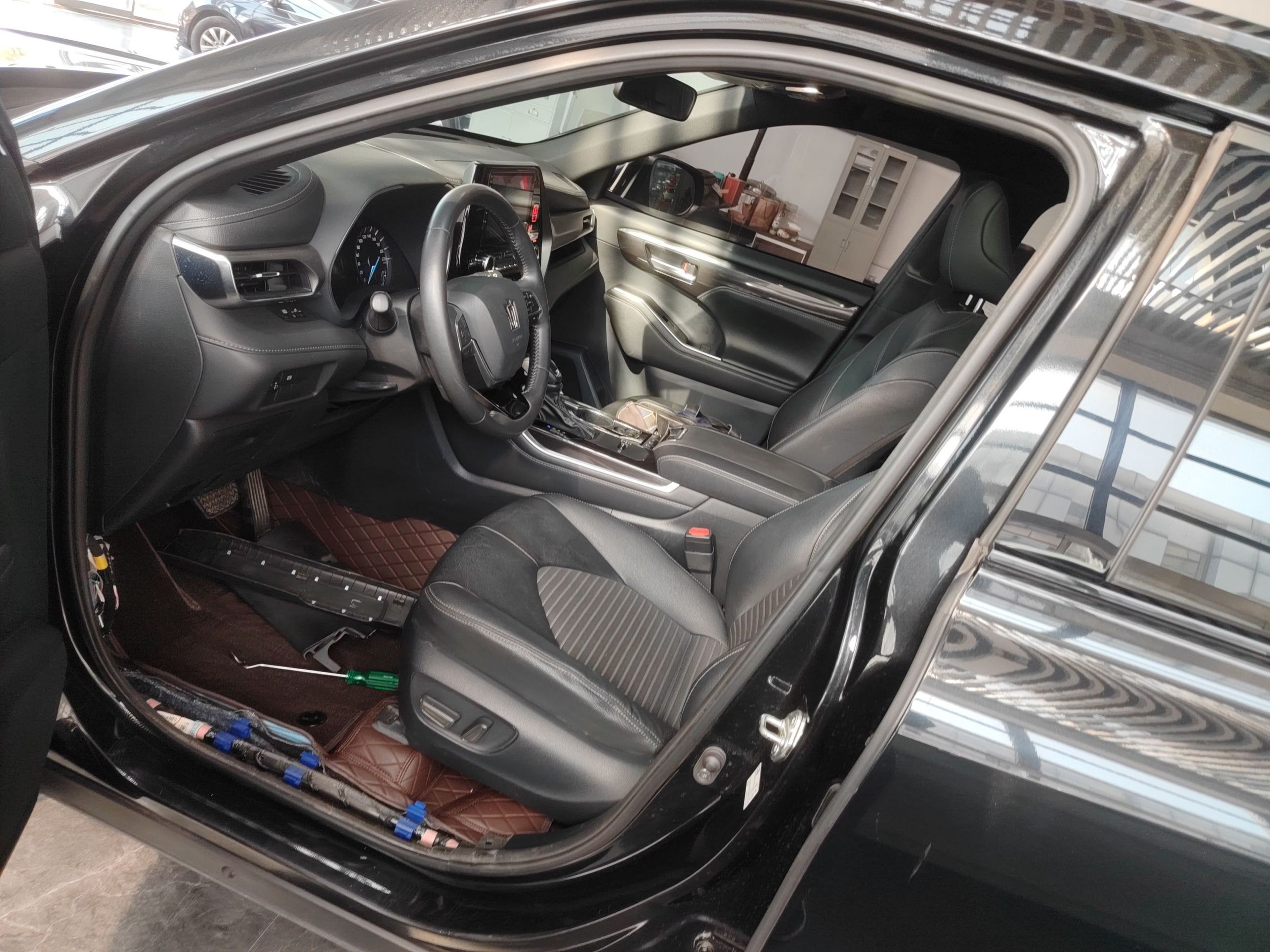 Переднее сиденье в автомобиле