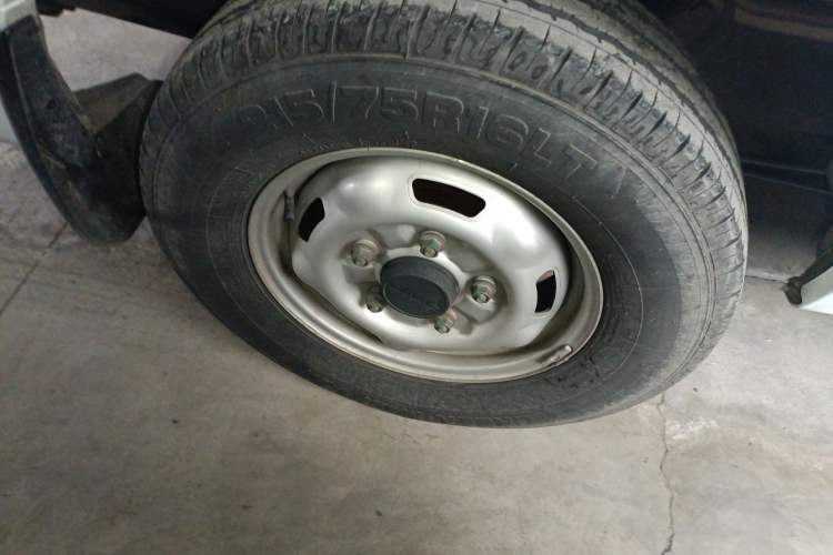 Used JMC Fushun 2025 2.0T 6MT Diesel Short-Wheelbase Mid-Roof Commercial Multi-Purpose Passenger Vehicle with 5/6 Seats