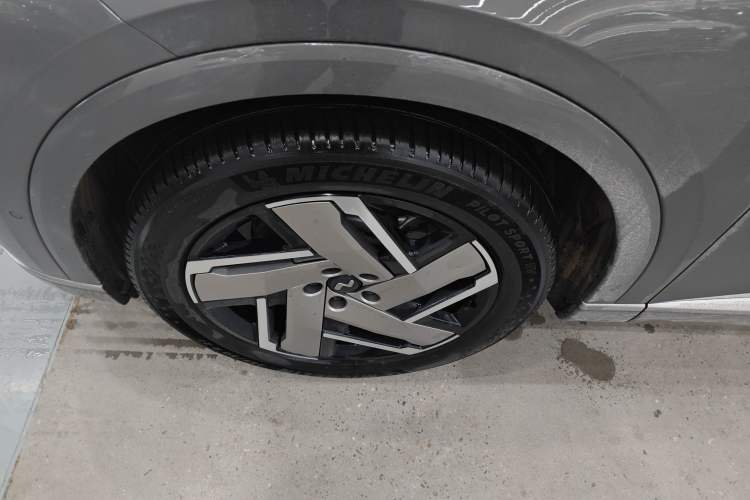 Used ONVO Luxeed L90 2025 Model—Max Six-Seater Version
