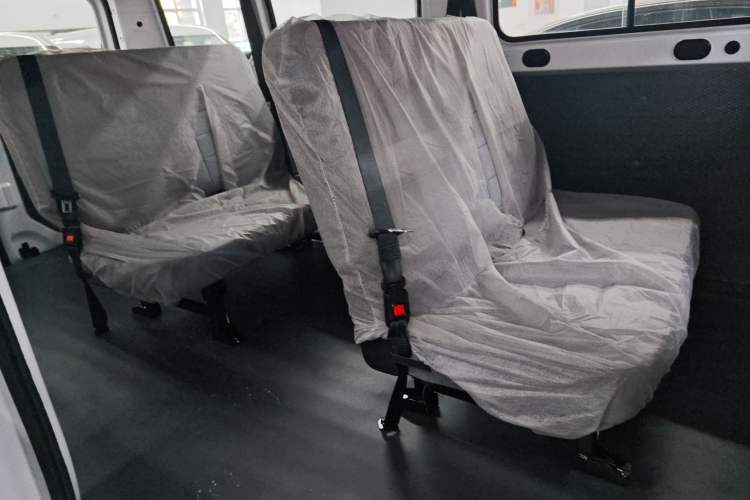 Used Wuling Yangguang 2024 300KM Comfort Version Passenger Van 75kW
