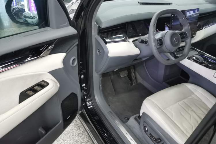 Used Zeekr 009 2024 7-Seater Walk-Through Version Four-Wheel Drive 108 kWh