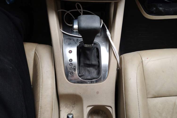 Used Volkswagen Sagitar 2010 1.4 TSI Automatic Luxury Model Gear Lever