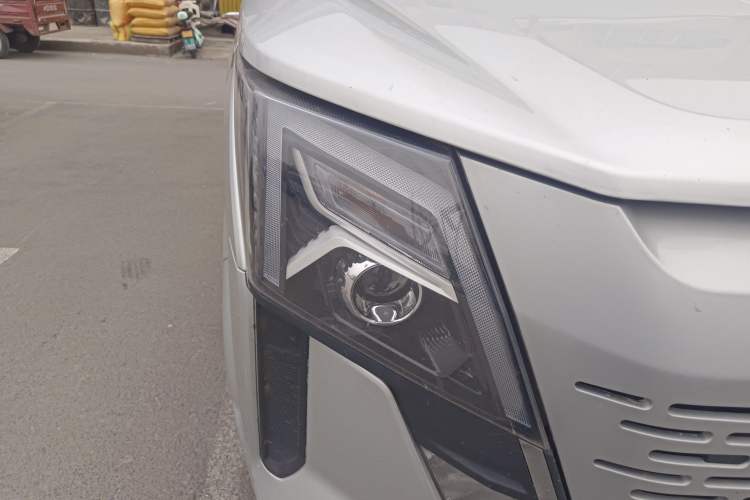 Used Dongfeng Yufeng 2023 V9+ 2.3T Manual Rear-Drive Dual Rear Tires Long Wheelbase High-Roof 3-Seater Cargo Van Right Front Headlight