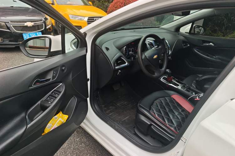 Used Chevrolet Cruze 2018 320 Automatic Pioneer Sunroof Edition Driver Seat