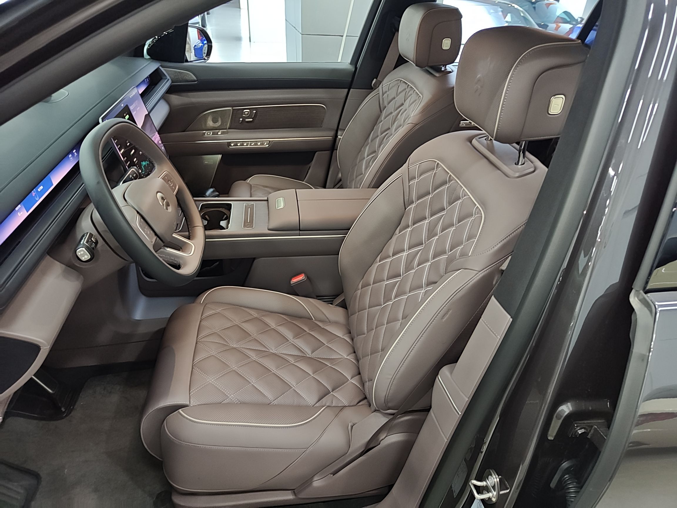 المقاعد الأمامية داخل السيارة