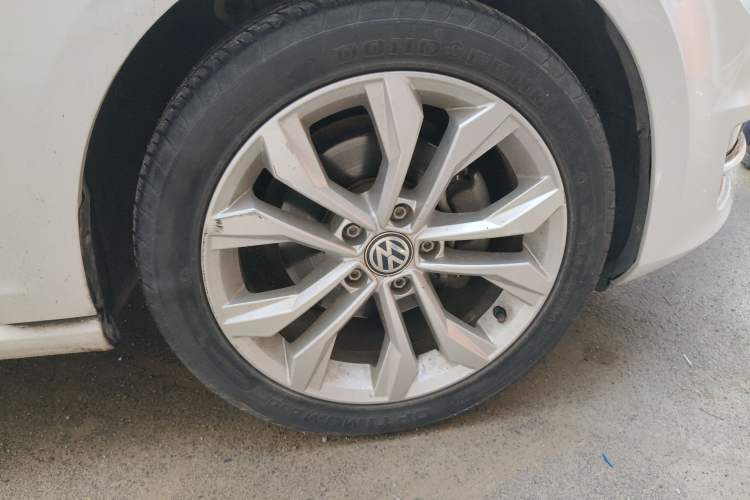 Used Volkswagen Golf 2014 1.4TSI Automatic Luxury Model Right Front Wheel Hub