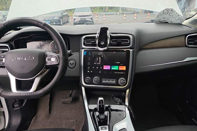 Used Lynk & Co 01 2019 2.0T Two-Wheel-Drive Pro Version China VI Standard Audio And AC Panel