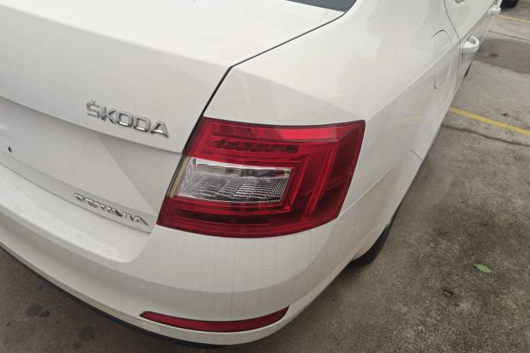 Used Skoda Octavia 2016 1.6L Automatic Front-Wheel Drive Model Right Rear Taillight