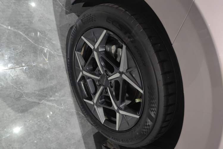 Used Lynk & Co Z20 2025 530 km Range Rear-Wheel Drive Pro Left Front Wheel Hub