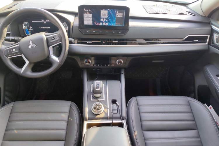 Used Mitsubishi Outlander 2023 1.5T CVT Two-Wheel Drive Luxury Edition 5 Seats Audio And AC Panel