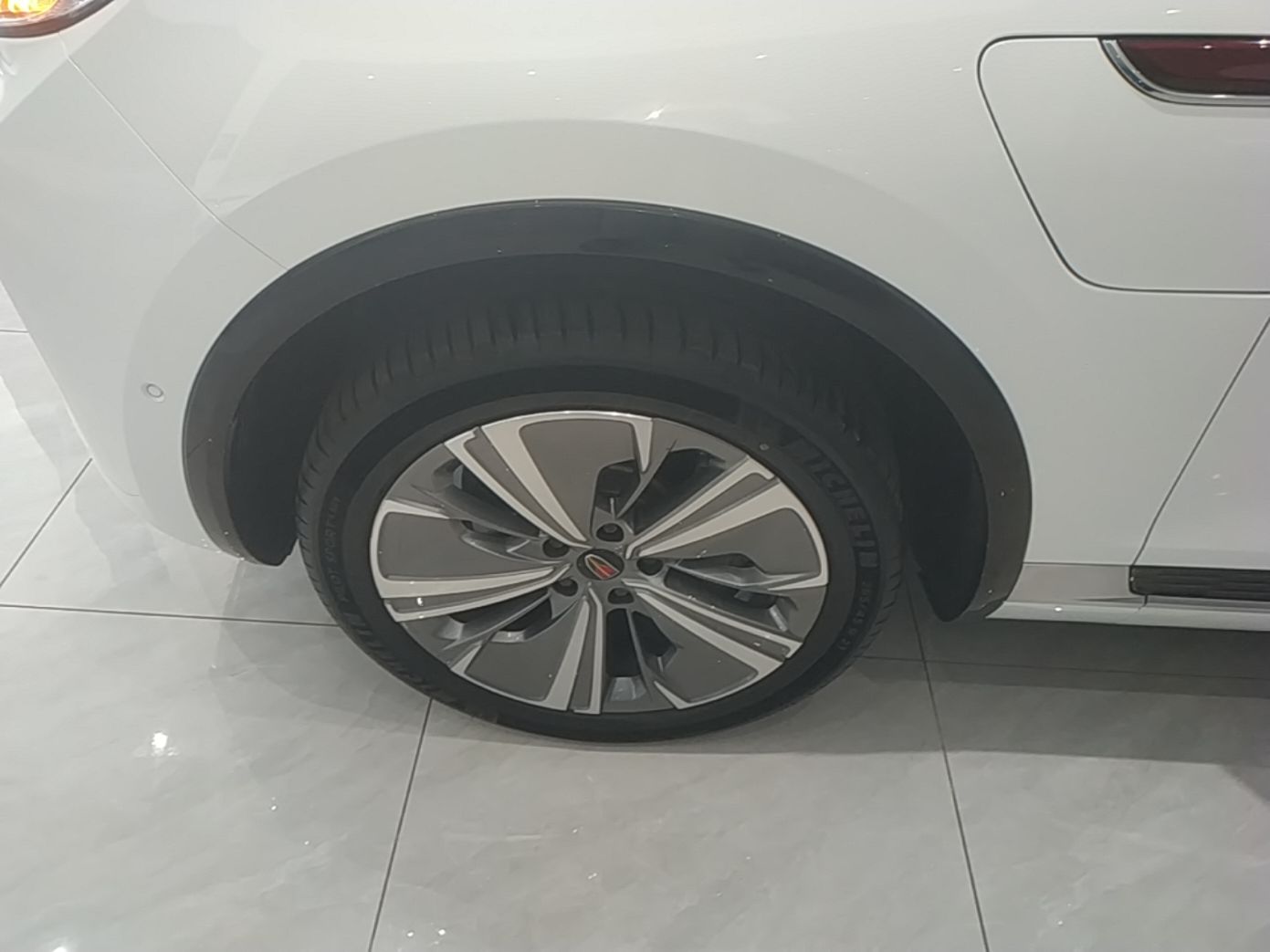 Hongqi E-HS9 2022 660 km Range Flagway Edition Six Seats — снимка 10