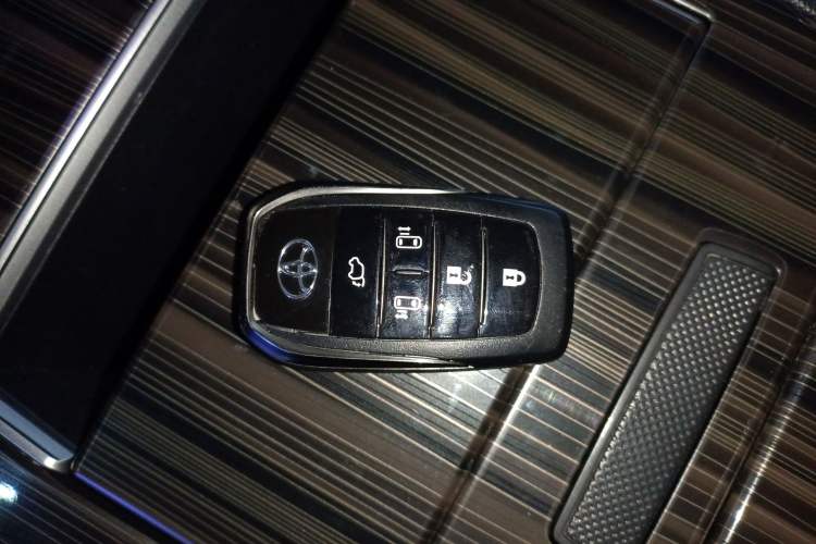 Used Toyota Sienna 2021 2.5L Hybrid Platinum Edition