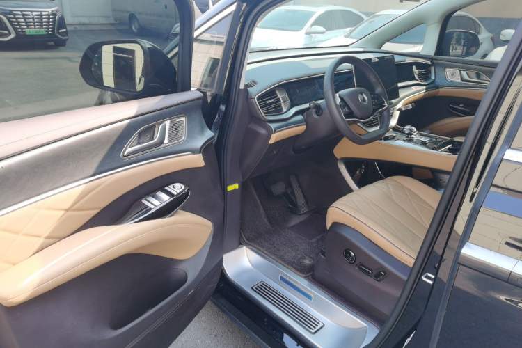 Used Denza D9 2024 DM-i 1050 Luxury Model