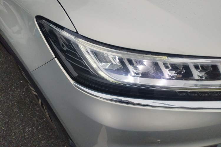 Used Roewe RX5 New Energy 2017 eRX5 50T Hybrid Connected Prestige Flagship Edition Right Front Headlight