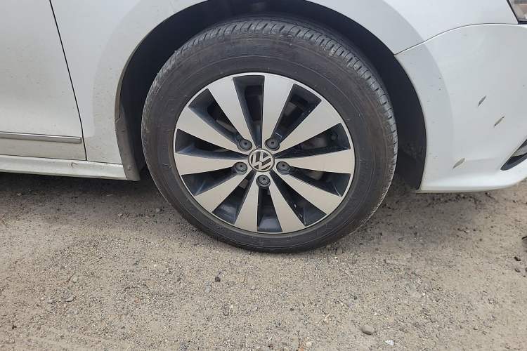 Used Volkswagen Sagitar 2017 230TSI Automatic Comfort Version Right Front Wheel Hub