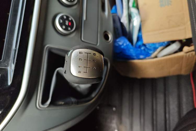 Used SAIC MAXUS Xintu V80 2019 2.5T Classic Edition 6-Speed Manual – Aoyuntong Short Wheelbase Mid-Height Design 5/6 Seats