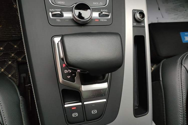 Used Audi Q5L 2018 40 TFSI Prestige Fashion Edition China VI Gear Lever