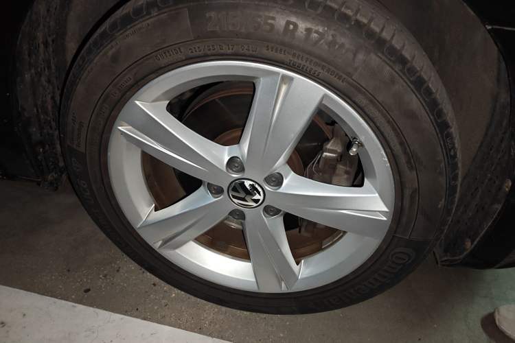 Used Volkswagen Passat 2013 1.8TSI DSG Prestige Edition Right Front Wheel Hub